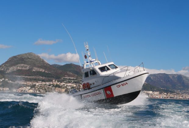 Salerno, litorale Pastena: catamarano in difficoltà, guardia costiera salva otto persone