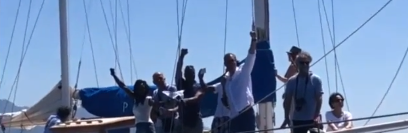 Napoli, il corteo del mare di de Magistris: poche barche, assenti i consiglieri