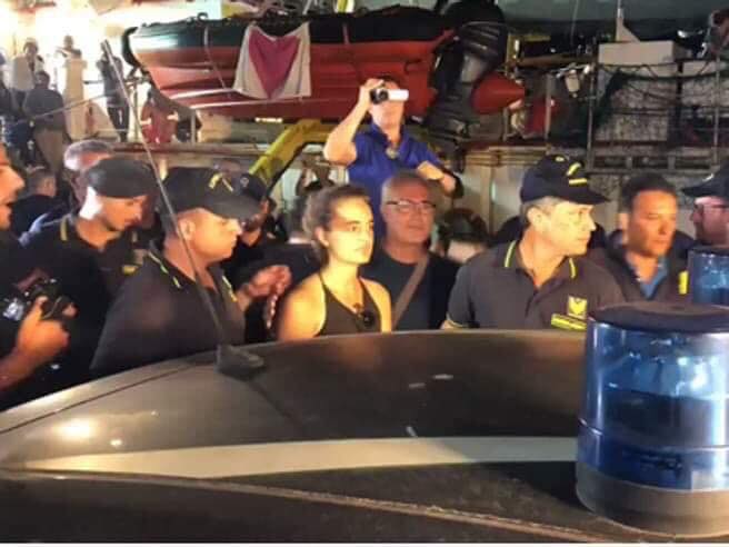 La “Capitana” (con  i tre parlamentari a bordo) forza il blocco: Arrestata