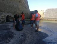 Napoli, lo “sciopero a rovescio” dei disoccupati: ripulita spiaggetta del Castel dell’Ovo