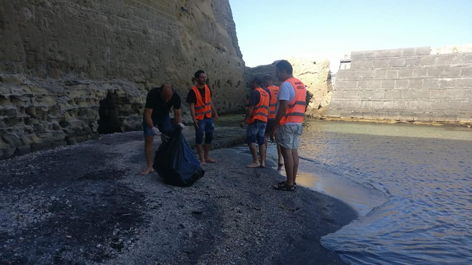 Napoli, lo “sciopero a rovescio” dei disoccupati: ripulita spiaggetta del Castel dell’Ovo