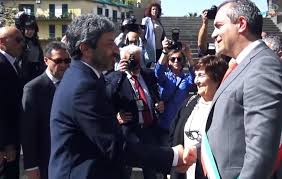 Napoli, militanti M5s a Fico e Spadafora: “Smentite subito accordo con De Magistris”