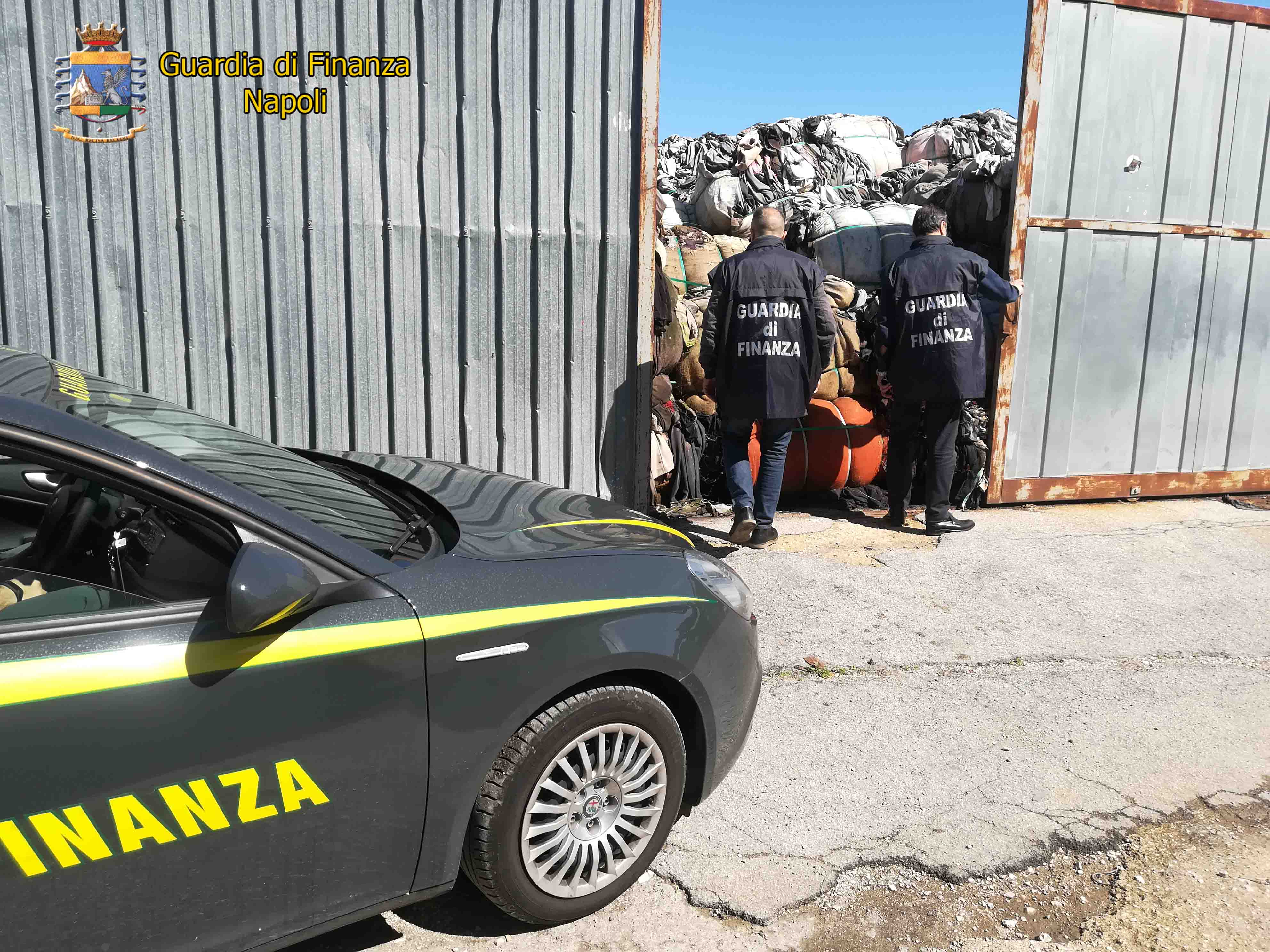 Napoli, blitz guardia di finanza: scoperti 1600 tonnellate di rifiuti e 26 lavoratori in nero