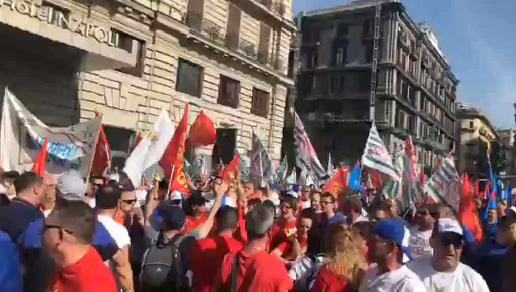Napoli, sfilano le tute blu: i metalmeccanici!