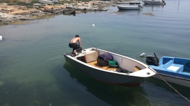 Pesca abusiva sotto costa nel salernitano