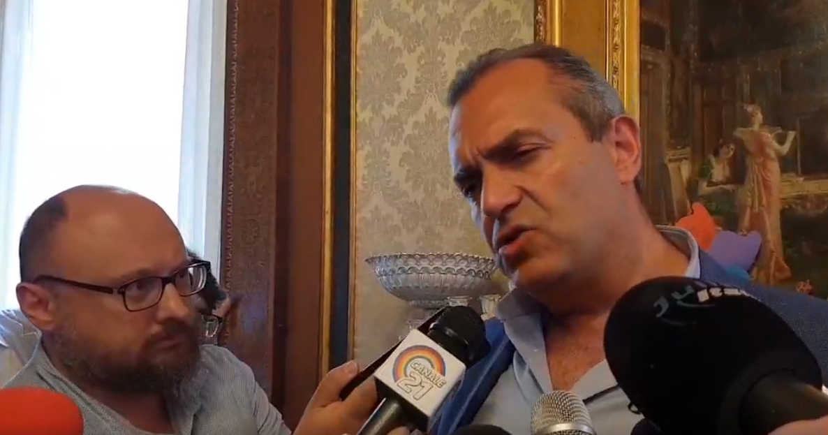Universiadi, De Magistris lancia altri siluri contro De Luca:”Ha speso male i fondi”