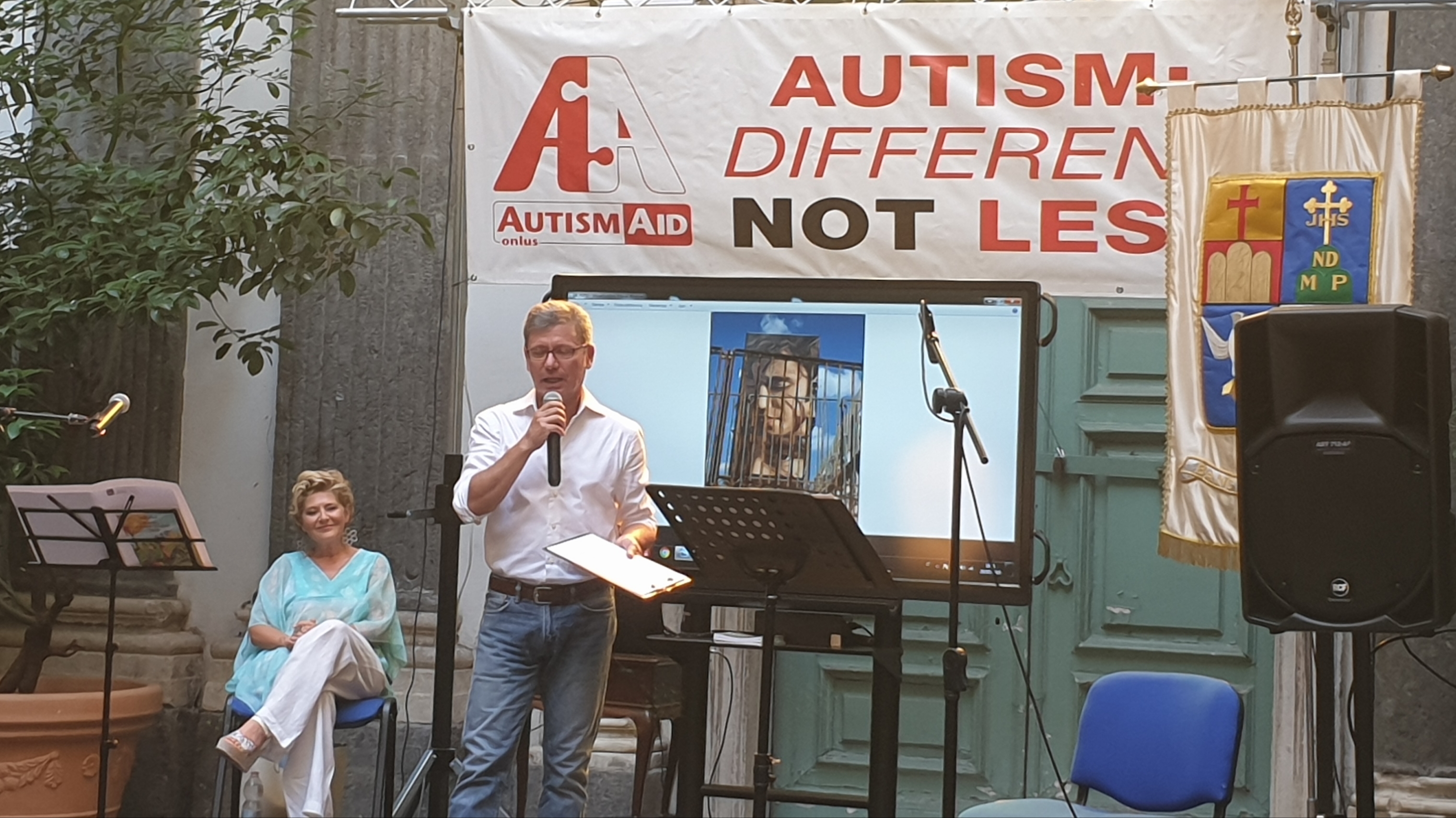 Folla di bambini ad ascoltare musica e letture nel quartiere Forcella