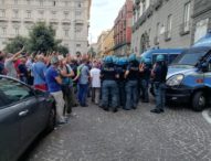 Lavoratori  Napoli Servizi caricati dalla polizia davanti palazzo San Giacomo (Video)