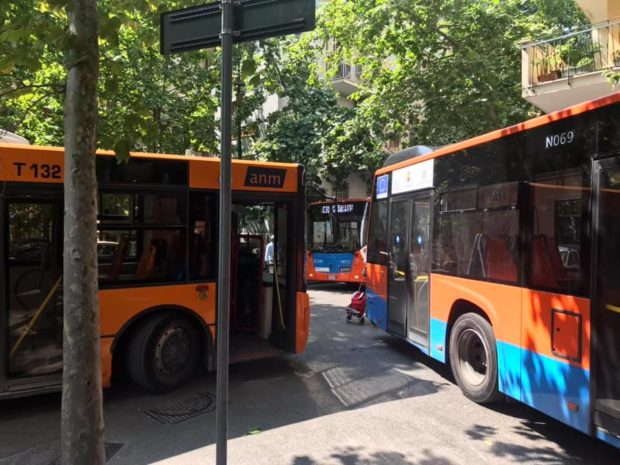 Napoli, furgone in sosta vietata: paralisi traffico al Vomero, 4 autobus fermi un’ora