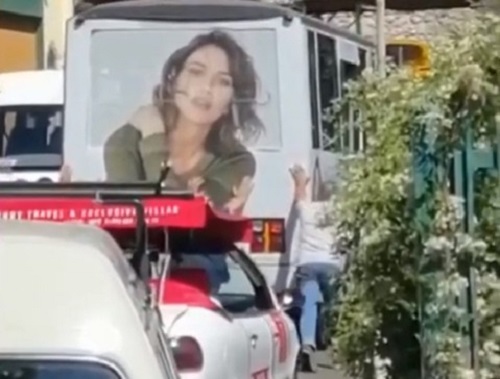 Capri, autobus Atc in panne: passeggeri scendono a spingere