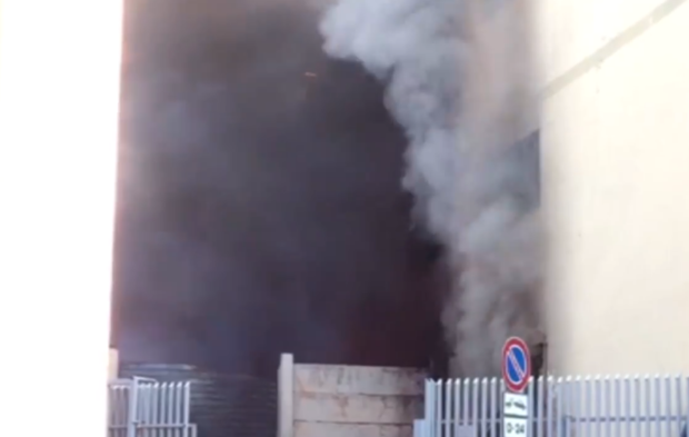 Napoli: magazzino giocattoli in fiamme a Fuorigrotta, 100 evacuati e una persona intossicata