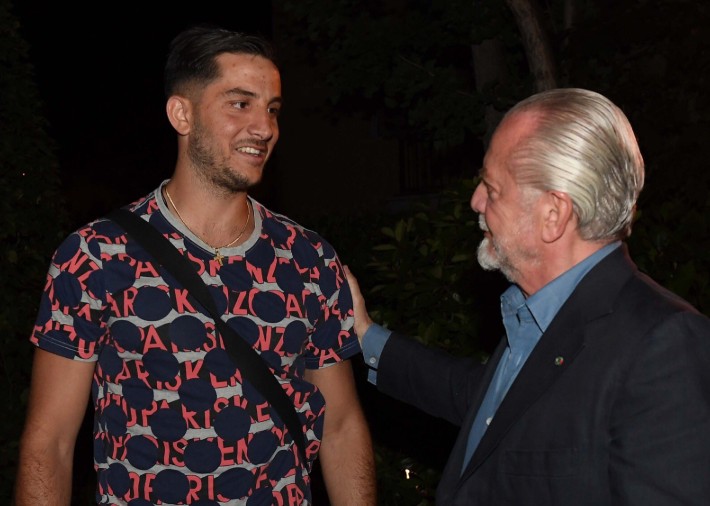 Napoli, Manolas firma per cinque anni e arriva in ritiro
