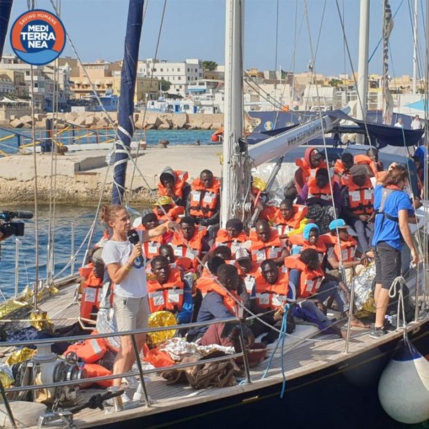 Lampedusa: finito il teatrino politico sulla pelle dei migranti, la nave attracca nel porto