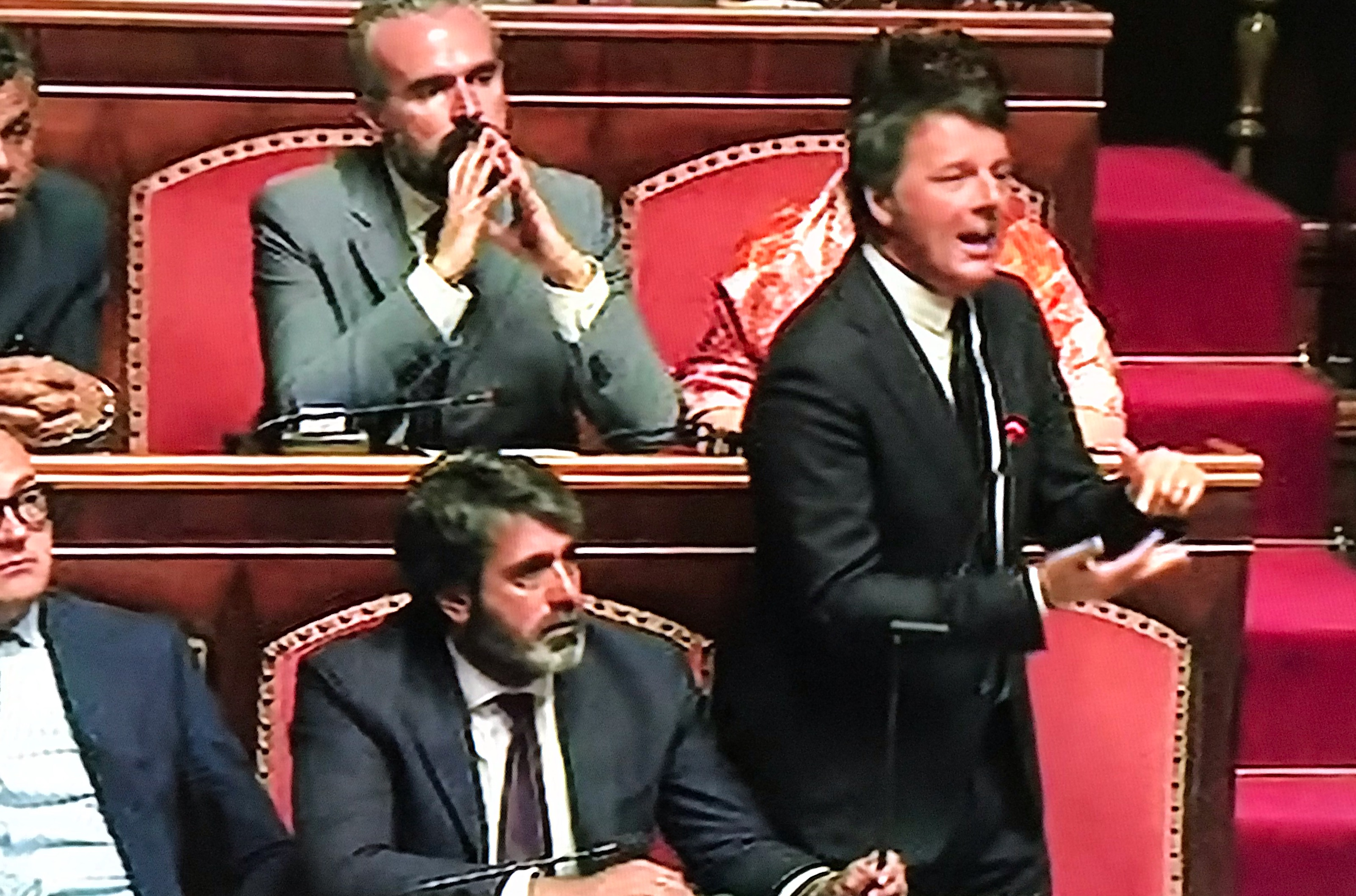 Renzi chiede “governo di responsabilità” Pd-M5S ma promette: “Io resto fuori”