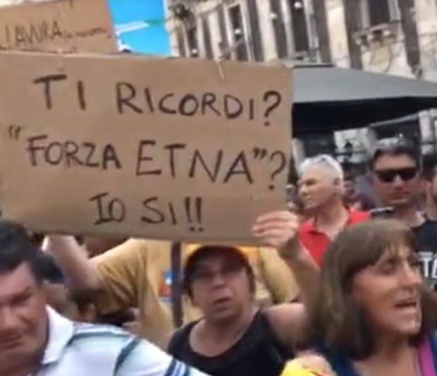 Salvini a Catania: “Abolirò il reddito di cittadinanza”. I siciliani: “venduto”, “traditore”