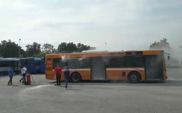 Ctp, paura nel deposito: fiamme sull’autobus, autista in ospedale