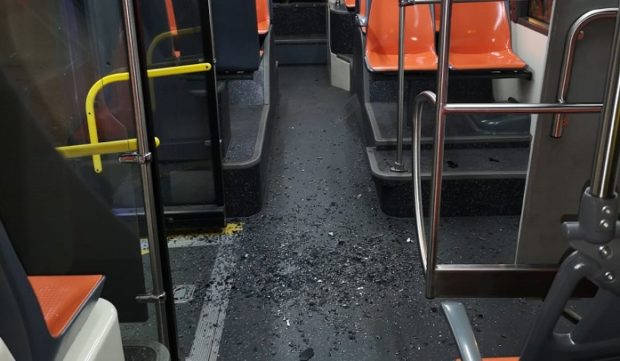 Napoli, sull’autobus nuovo la baby gang sfascia vetro a martellate: panico a bordo