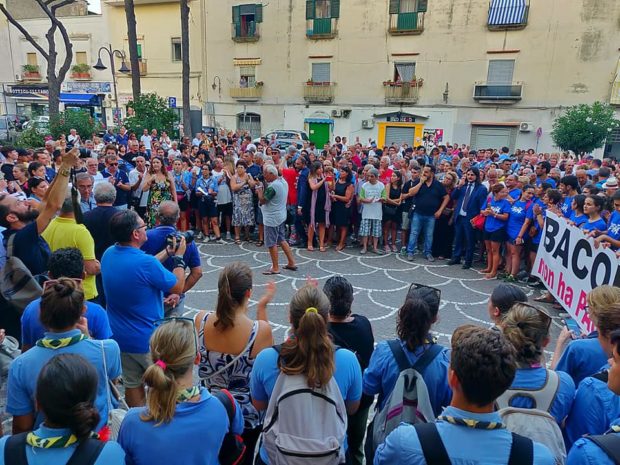 Bacoli, 1500 in corteo per il sindaco Josi della Ragione: “Non abbiamo paura”