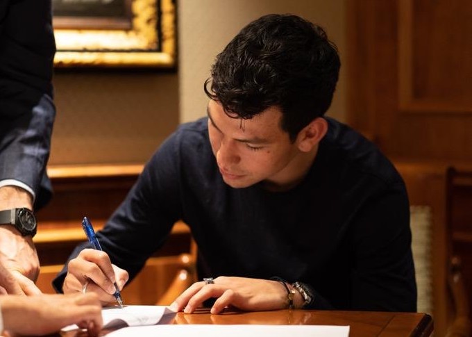 Il Napoli ufficializza Lozano, e Maradona benedice: “Lo adoro”