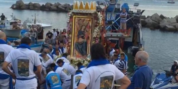 Madonna che viene dal mare, sul peschereccio che reca l’icona anche l’arcivescovo di Salerno
