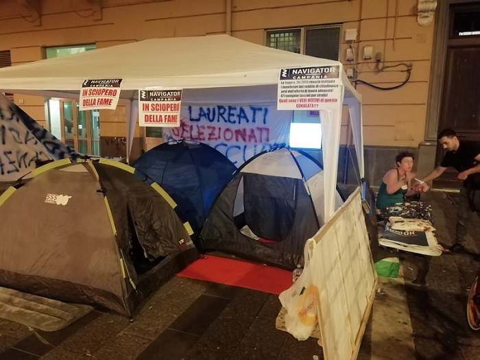 Sciopero della fame Navigator, arriva l’ambulanza: in due rifiutano l’ospedale
