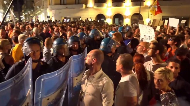 Dopo Catania anche Siracusa: bordate di fischi e insulti a Salvini sul palco