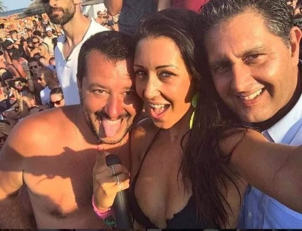 Ondata di contestazioni a Salvini: “Traditore hai liquidato il governo per tuoi interessi”
