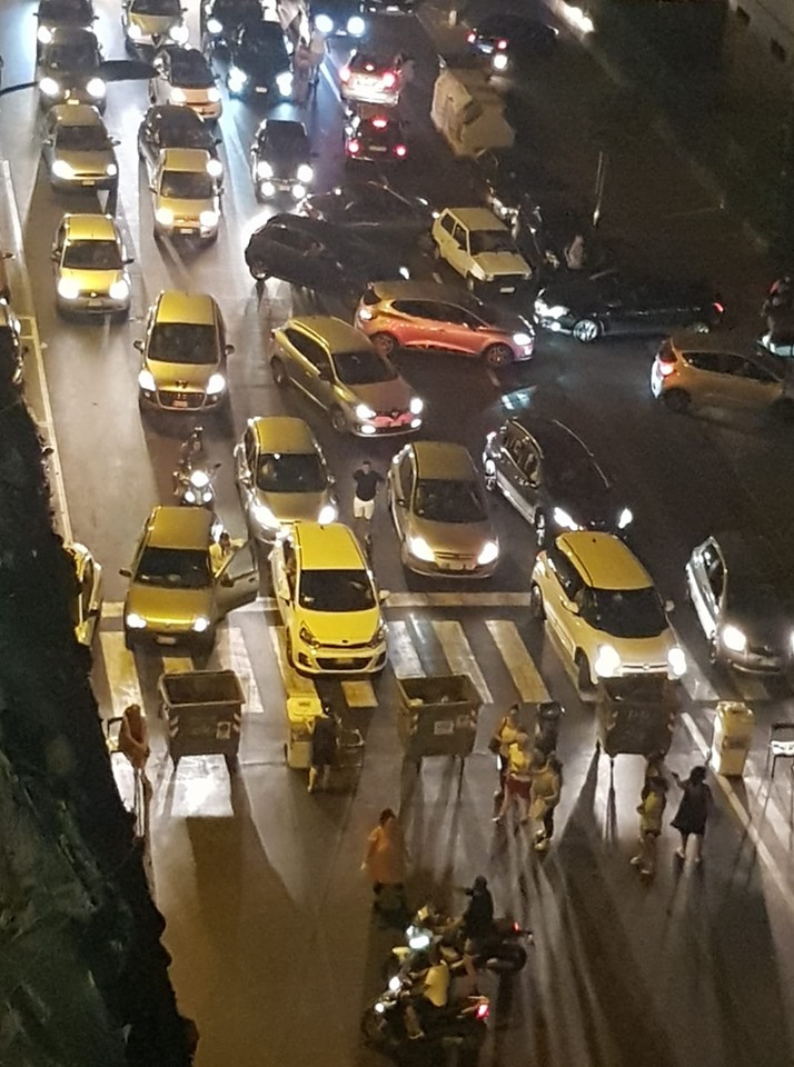 Napoli, blocco stradale dei cittadini di Fuorigrotta: “Da ore senza acqua”