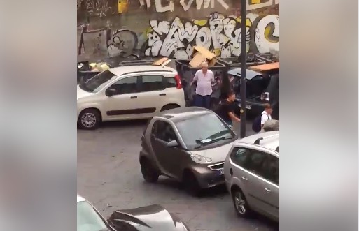 Napoli, volontari filmano e mettono in fuga pirati dei rifiuti: “Sporcaccioni da multare”