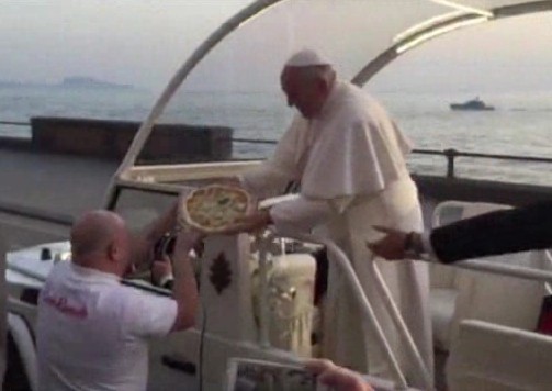 Accusato di truffare anziani: arrestato Cacialli, “il pizzaiolo del Papa” a Napoli