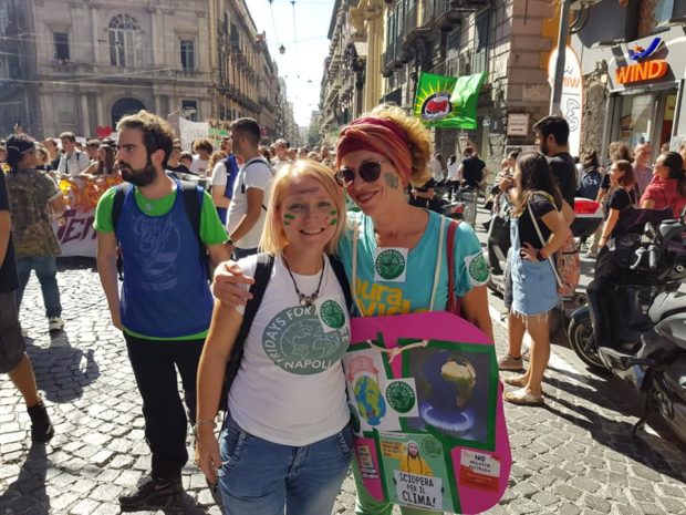 Clima, un milione ai cortei in Italia: “distruggi il sistema non il pianeta”