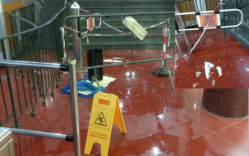 Napoli, piove dentro la funicolare di Chiaia: si stacca pezzo del soffitto