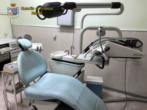 Napoli: guardia di finanza scopre e denuncia due finti dentisti, sequestrati ambulatori