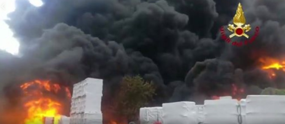 Avellino, Pianodardine: Incendio in fabbrica contenitori di plastica per batterie