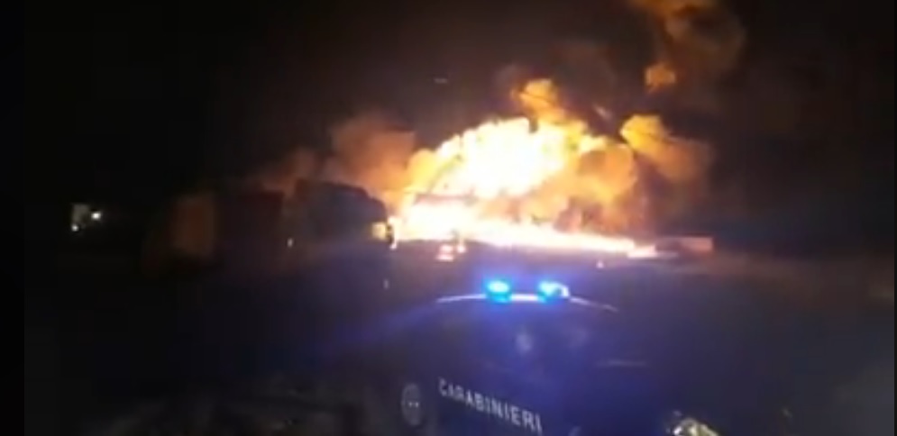 Battipaglia:  incendio di un deposito di rifiuti speciali, allarme per nube tossica