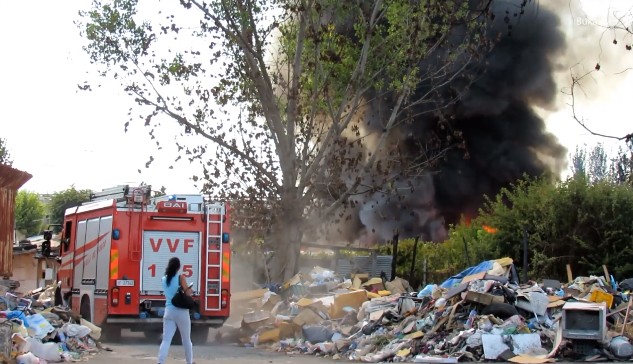 Napoli, fiamme nel campo rom di Scampia