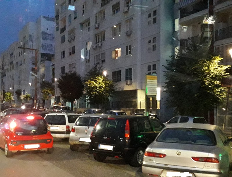 Autobus a Napoli, le fermate negate: sosta selvaggia e pure parcheggi a pagamento