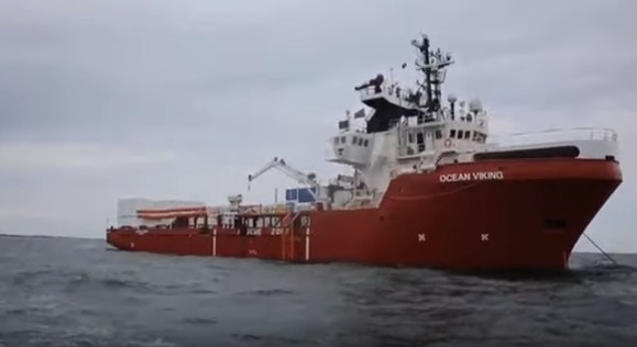Ocean Viking, ok allo sbarco dei migranti a Lampedusa. Di Maio: “C’è l’accordo Ue”