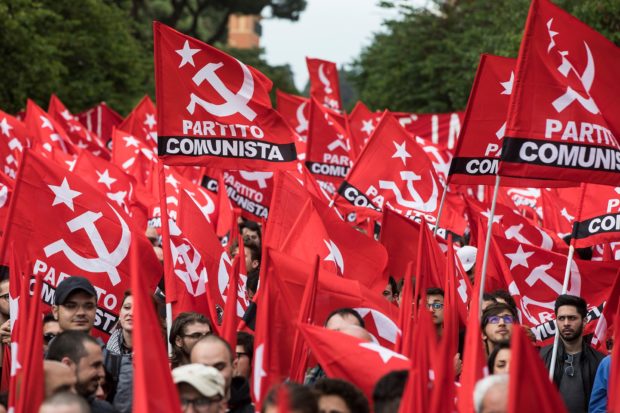 Partito comunista: “Il 5 ottobre in piazza contro il governo Conte-Renzi servo delle banche”