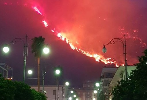 A Sarno brucia la montagna: 200 evacuati, scuole chiuse