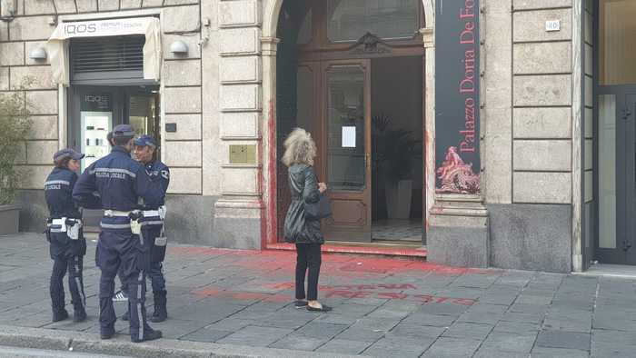 Solidarietà ai curdi: a Genova imbrattata sede consolato turco