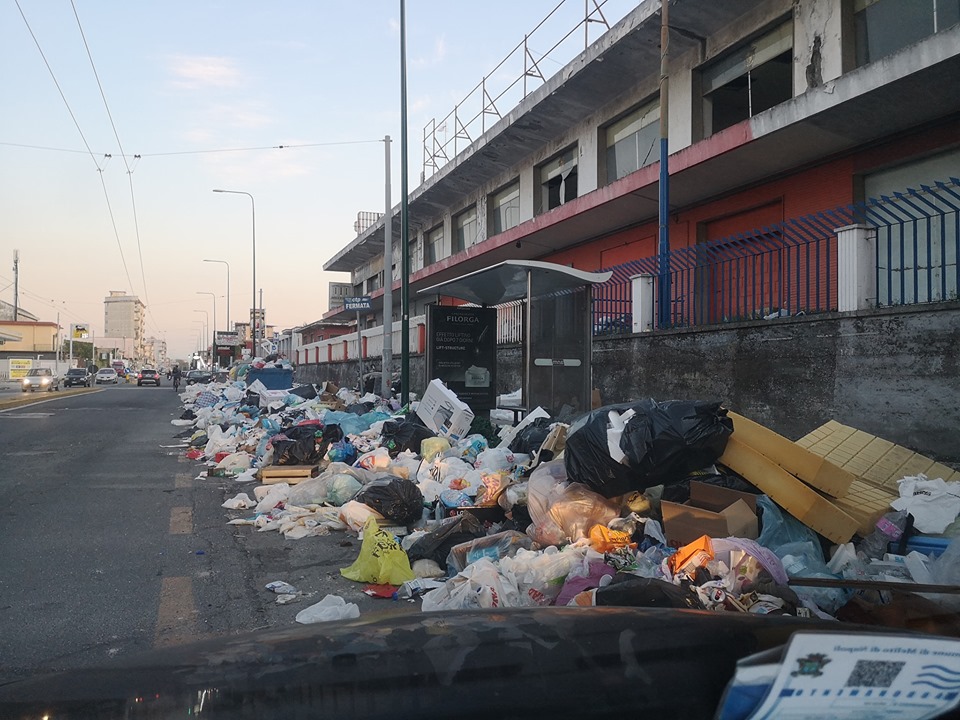 Napoli, Scampia e le periferie sprofondano tra i rifiuti