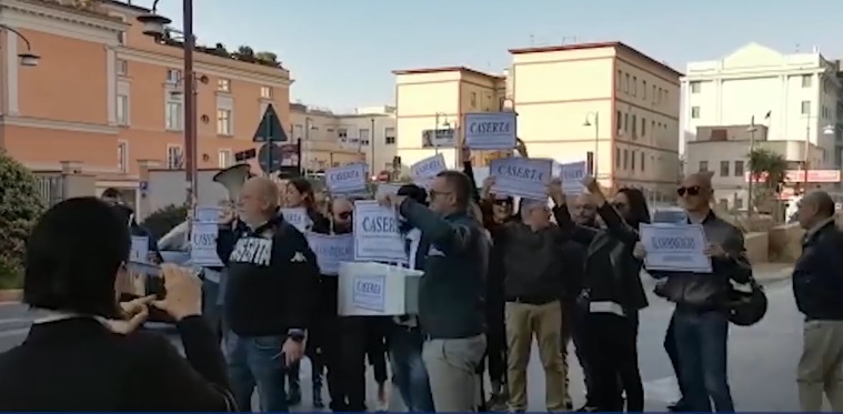 Caserta, i commercianti in piazza contro il Comune