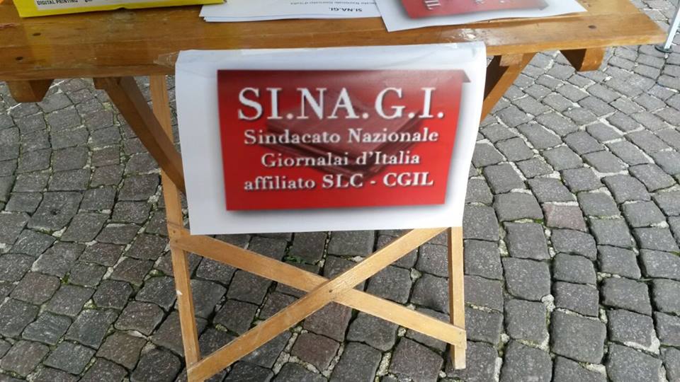Una firma per salvare le edicole: presidio a Napoli