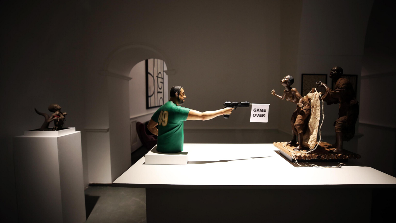 Napoli, esposta scultura di Salvini che spara ai migranti. Lui replica: “Una schifezza”