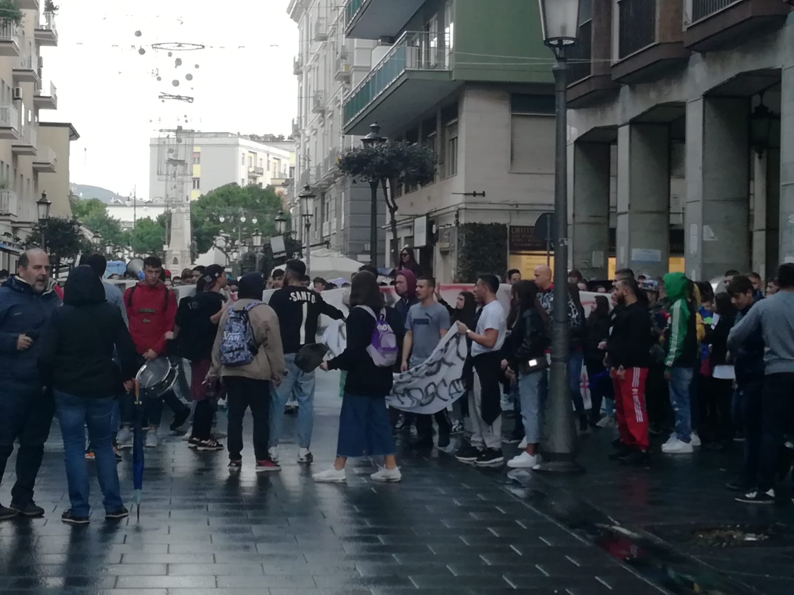 La protesta degli studenti: “Noi siamo il futuro, senza futuro”