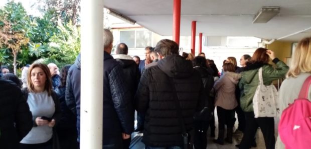 Napoli, la scuola Andrea Doria cade a pezzi: le mamme protestano contro il Comune