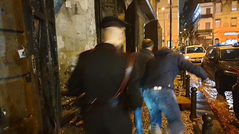Napoli, banda del buco presa in flagrante da comandante dell’Arma in piazza Mercato