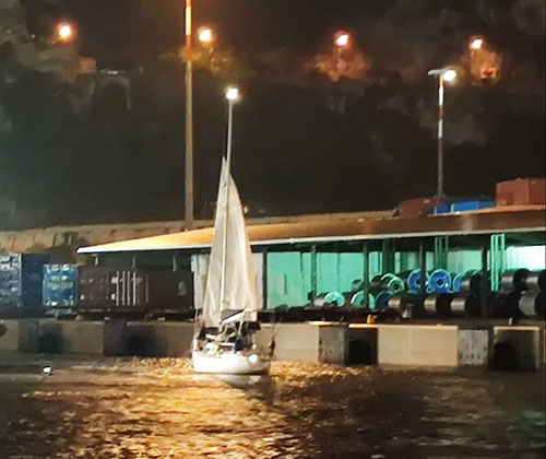 Barca a vela in balia delle onde: due persone salvate dalla Guardia Costiera