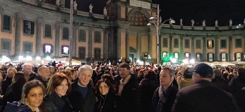 Napoli, piazza Dante ore 19: dagli arancioni a Bassolino, il centrosinistra delle sardine